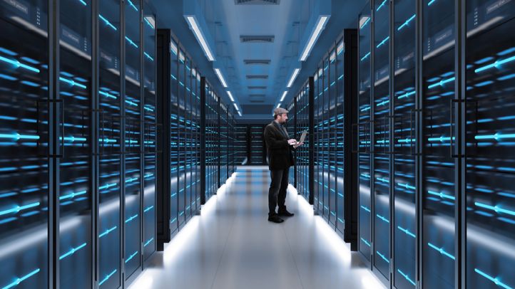 persona en un laboratorio de centro de datos