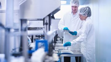 Manager, der Aktualisierungen der Produktentwicklung mit Funktionen für das Portfolioprojektmanagement überwacht