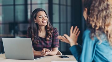 Two collegues discussing about SAP Integration Suite