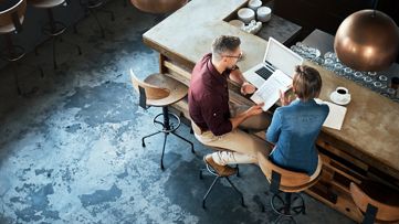 Deux collègues des RH travaillant sur un ordinateur portable