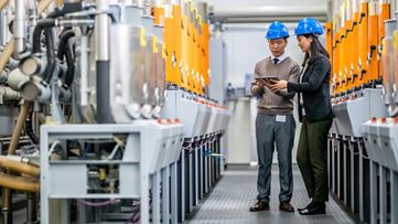 Mitarbeitende mit Helmen lernen SAP S/4HANA for EHS Workplace Safety kennen