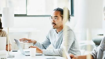 在辦公室的團隊會議期間分享意見的商務人士