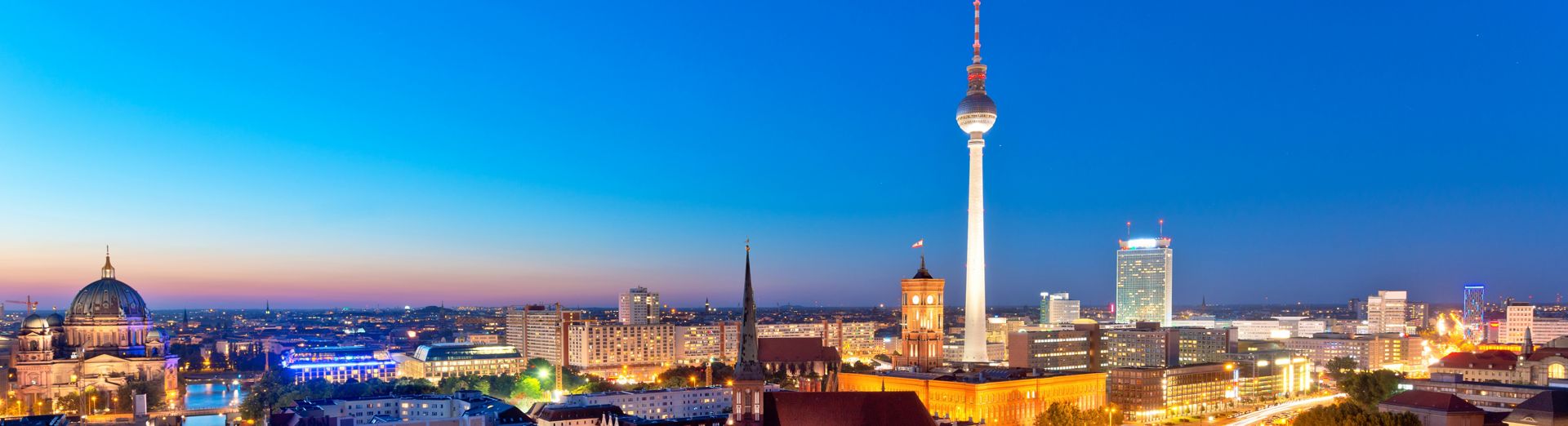 Berliner Skyline mit dem Fernsehturm im Morgengrauen