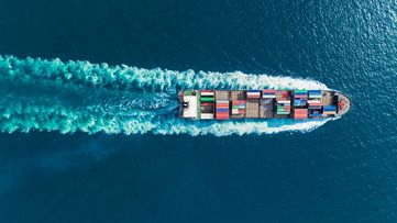Porte-conteneurs naviguant sur la mer vus d'en haut