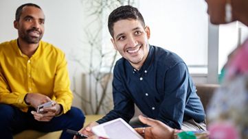 在創作場所合作的同事 