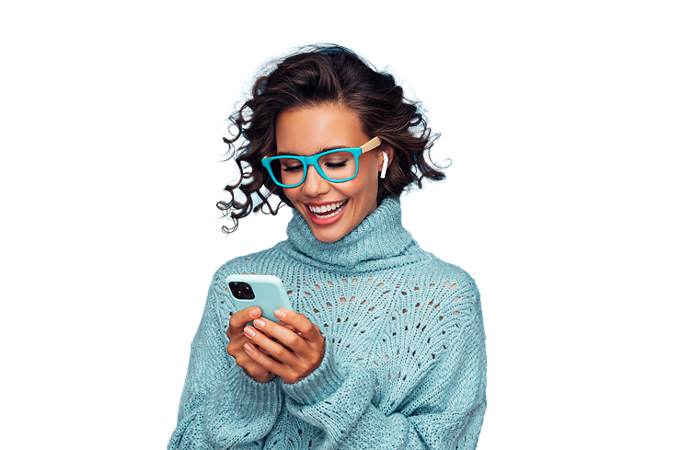 Frau mit blaugrüner Brille und Handy
