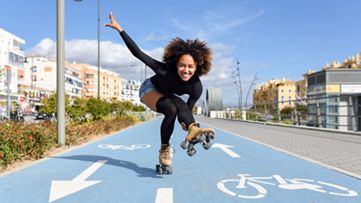En kvinne som går på rulleskøyter