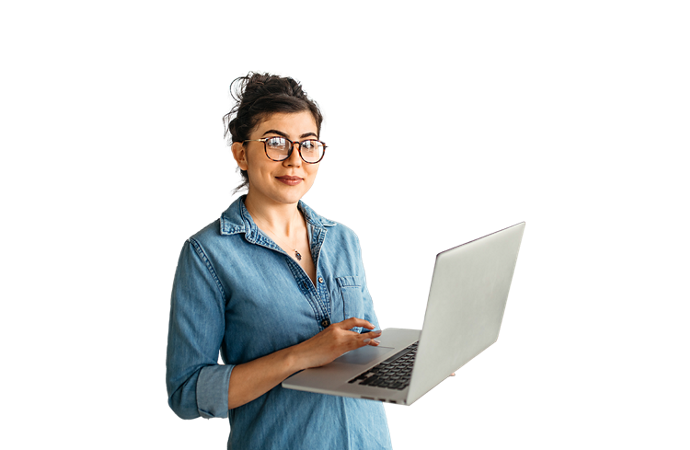 Frau mit Brille und Laptop