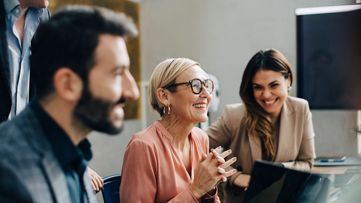 B2B プロジェクトでコラボレーションするチーム