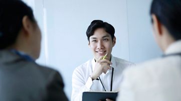 Imagen de una persona hablando con el personal