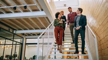 사무실 건물에서 아래 단계를 걷고 직장인의 낮은 각도 보기 - 스톡 사진