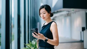 Mulher faz agendamento pelo celular