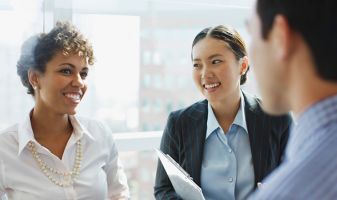 Illustration von zwei Geschäftsfrauen von vorne gesehen, mit einem Geschäftsmann von hinten gesehen