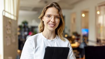 työkirjaa pitävä nainen