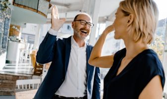Ein Mann und eine Frau geben sich High Five
