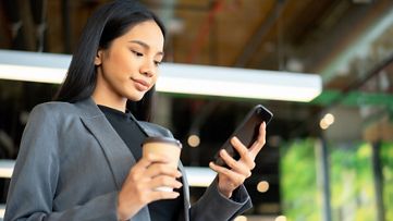 스마트폰으로 지출 데이터를 검토하고 있는 여성