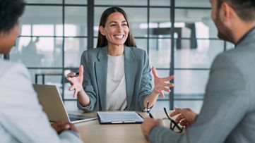  在辦公室中交談的一群商務人士