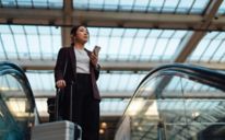 Donna in aeroporto con valigia 