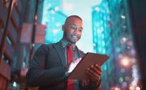 Homme d'affaires lisant des messages sur une tablette dans les rues de Chicago