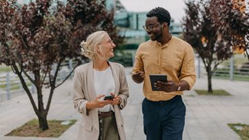 To kollegaer som bruker SAP Cloud ERP Private-data på mobiltelefon og nettbrett