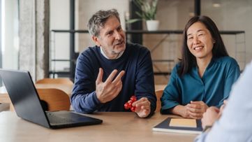 Beszélgető személyek csoportja